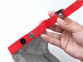 Differences between textile strap, metal hook strap and plastic strap of chainmail gloves