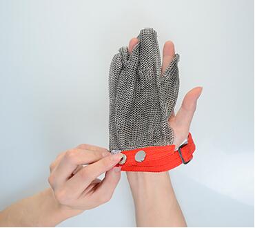 How To Overturn The Metal Mesh Gloves From Left Hand To Right Hand