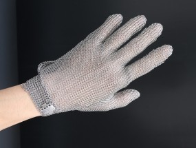 Differences between textile strap, metal hook strap and plastic strap of chainmail gloves