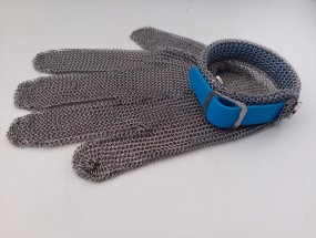 Differences between textile strap, metal hook strap and plastic strap of chainmail gloves